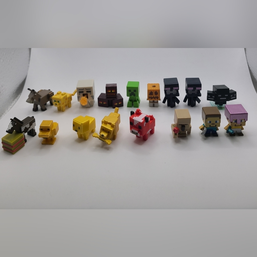 Minecraft Mini-Figure Chest Series commons and Golds Lot Of 17 Figures